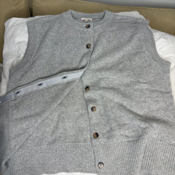 Cashmere sleeveless sweater in mist grey - Picture 7 of 7